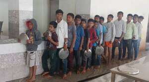 ವಸತಿ ಶಾಲಾ ಮಕ್ಕಳಿಗಾಗಿ ತಯಾರು ಮಾಡುತ್ತಿರುವ ಆಹಾರ