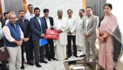 ಮುಖ್ಯಮಂತ್ರಿ ಸಿದ್ದರಾಯ್ಯನವರಿಗೆ ಬಜೆಟ್ ಪ್ರತಿ ಹಸ್ತಾಂತರದ ಸಂದರ್ಭ..